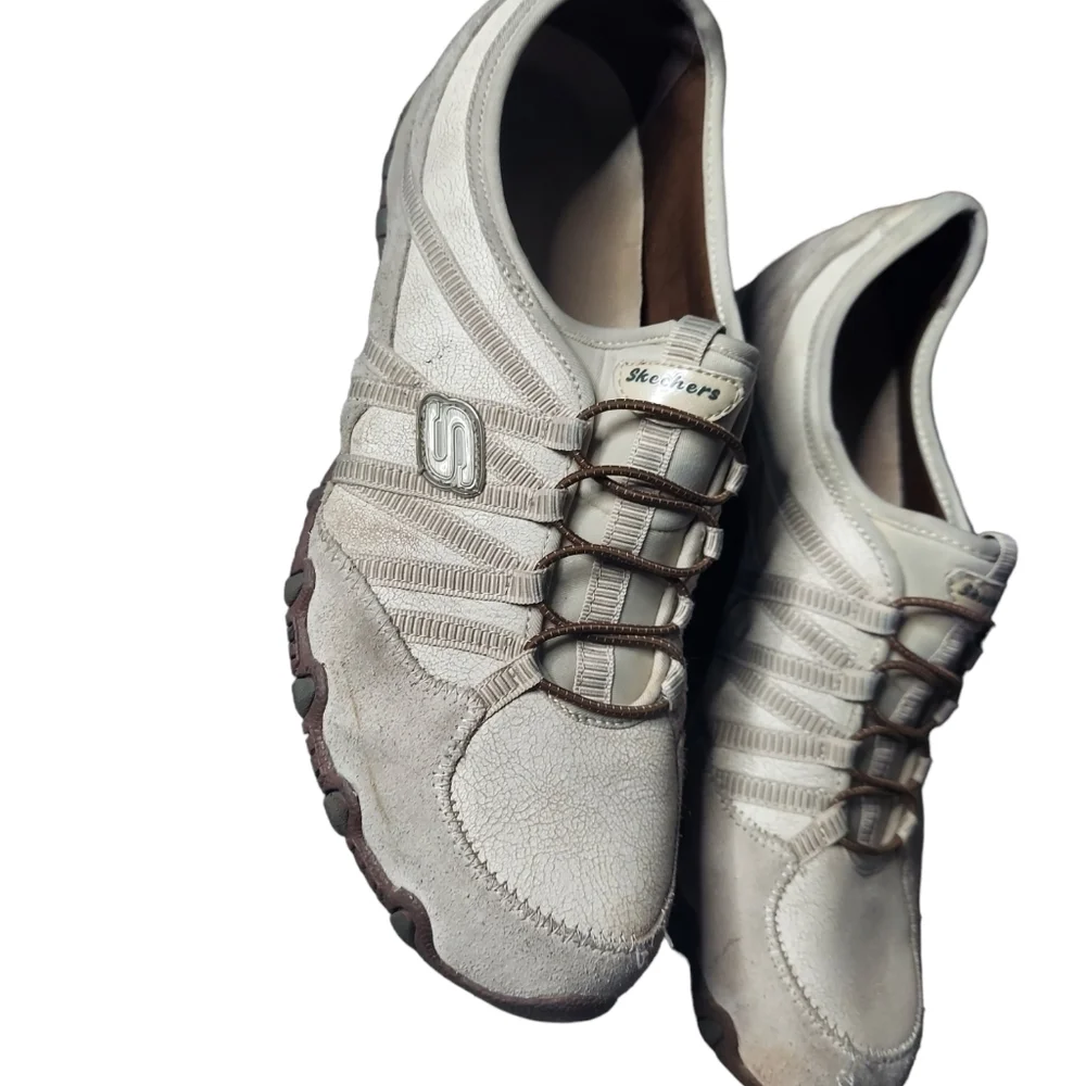 11 Skechers white‎ shoe
